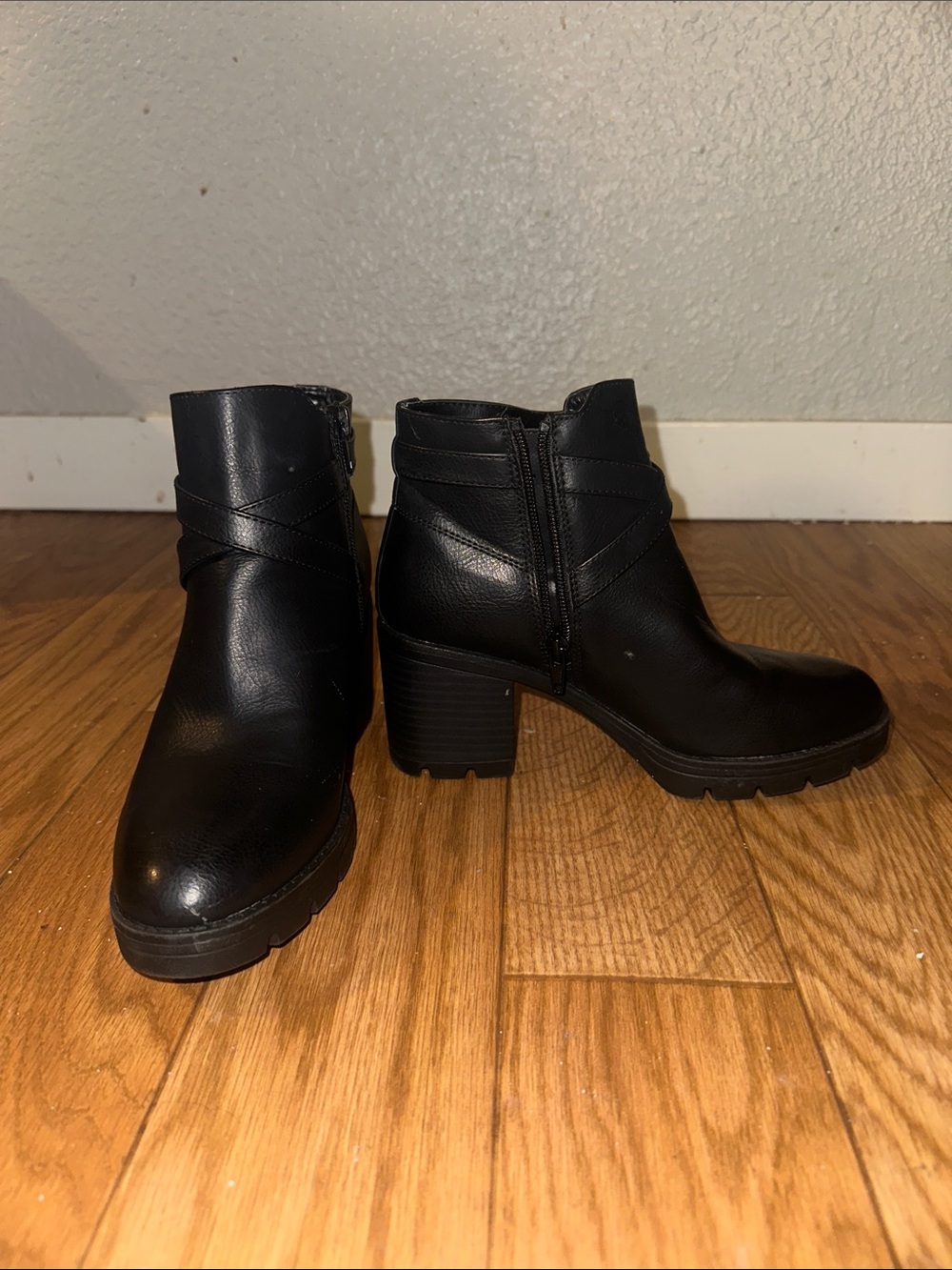 Naturalizer Black Faux Leather Zip Ankle Booties